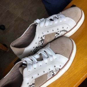 Women’s sneakers sz 7